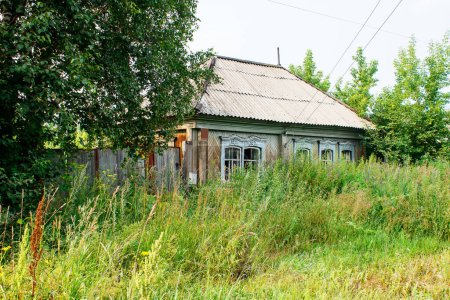 Téléchargez les photos : Maison en bois abandonnée dans le village - en image libre de droit