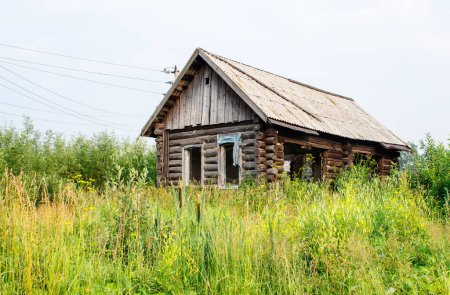 Téléchargez les photos : Maison en bois abandonnée dans le village - en image libre de droit
