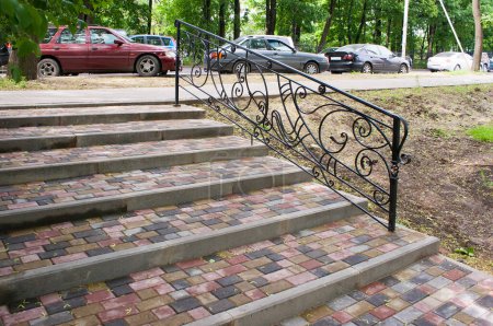 Téléchargez les photos : Un escalier en béton avec une rampe métallique et le trottoir - en image libre de droit