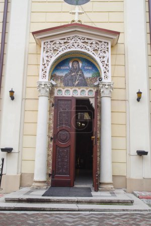 Téléchargez les photos : Entrée de l'église orthodoxe à Tchernivtsi - en image libre de droit