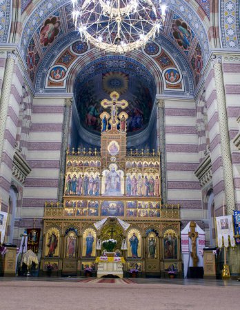 Téléchargez les photos : Belle vue sur la décoration dorée de l'église orthodoxe de Tchernivtsi - en image libre de droit