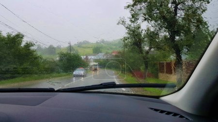 Téléchargez les photos : Voiture conduite sous la pluie - en image libre de droit