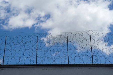 Foto de Pared y valla de la prisión, alambre de púas - Imagen libre de derechos