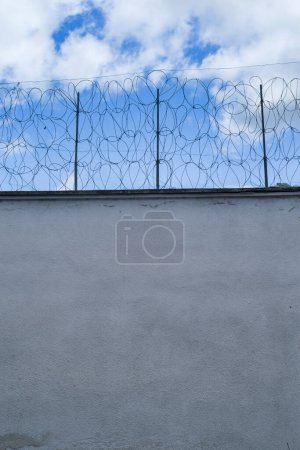 Foto de Valla de alambre y pared de la prisión - Imagen libre de derechos