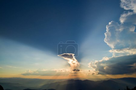 Foto de Puesta de sol sobre nubes desde arriba. Hermosa naturaleza fondo - Imagen libre de derechos