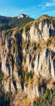 Foto de Hermoso paisaje de formación rocosa en otoño - Imagen libre de derechos