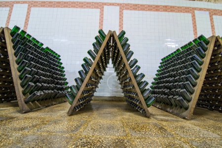 Téléchargez les photos : Stockage de bouteilles de vin mousseux blanc - en image libre de droit