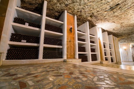 Téléchargez les photos : Stockage de bouteilles de vin dans la cave - en image libre de droit
