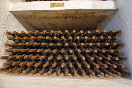 Téléchargez les photos : Bouteilles de vin sale dans la cave - en image libre de droit