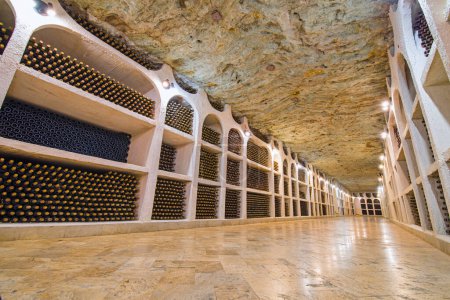 Téléchargez les photos : Caves à vin dans la cave - en image libre de droit