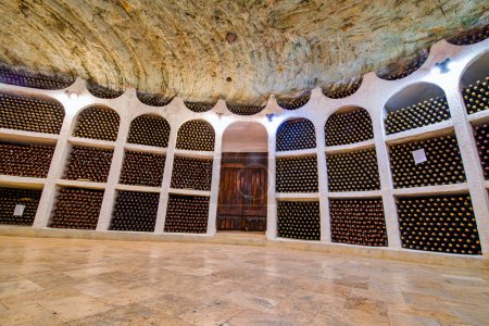 Foto de Viejas botellas de vino y puertas viejas en bodega - Imagen libre de derechos