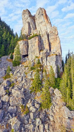 Téléchargez les photos : Énorme rocher fissuré vue panoramique - en image libre de droit