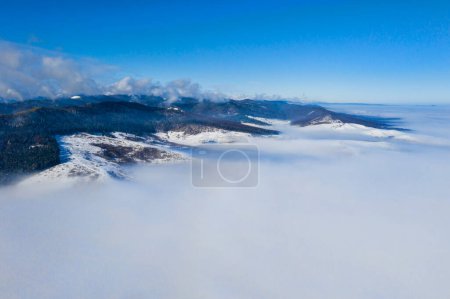 Téléchargez les photos : Paysage de montagne du matin avec nuages bas - en image libre de droit
