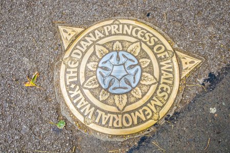 Téléchargez les photos : Londres, Angleterre - 27 septembre 2016 : Plaques métalliques sur le trottoir, marquant la promenade commémorative Princess Diana à Londres. - en image libre de droit