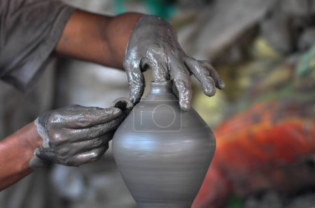 Téléchargez les photos : Guy faisant de la poterie (Khutruke-navire traditionnel pour recueillir de l'argent - en image libre de droit