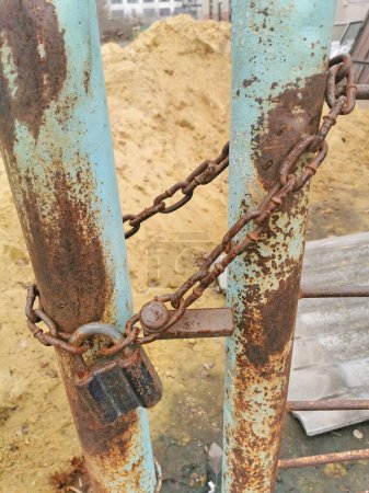 Téléchargez les photos : Vieux cadenas rouillé aux portes fermées - en image libre de droit