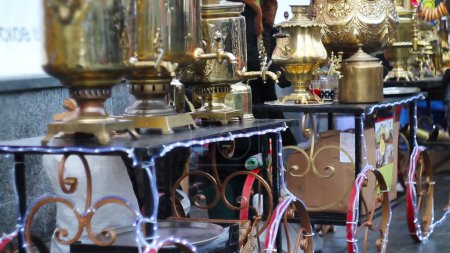 Téléchargez les photos : De nombreux samovars métalliques brillants à la célébration de la fête de la ville - en image libre de droit