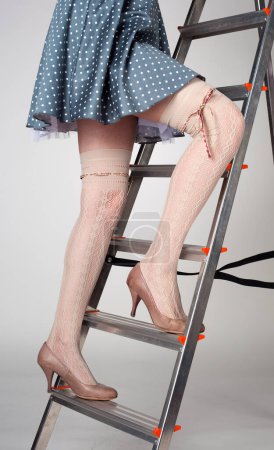 Foto de Delgadas piernas largas femeninas en la escalera - Imagen libre de derechos