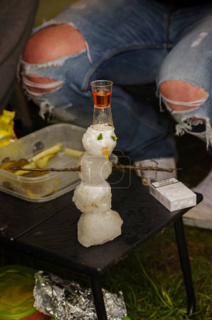 Téléchargez les photos : Petit bonhomme de neige avec un verre de brandy sur la tête - en image libre de droit
