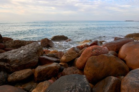 Téléchargez les photos : Rochers dans la mer - en image libre de droit
