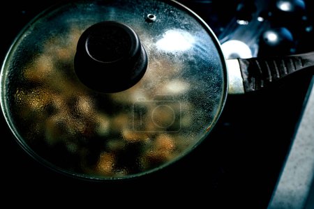 Téléchargez les photos : Faire frire les champignons dans une casserole sur fond - en image libre de droit