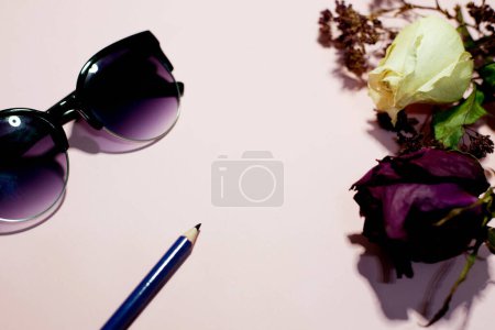 Foto de Gafas de sol y flores sobre fondo rosa - Imagen libre de derechos