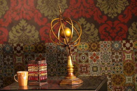 Foto de Lámpara de oro decorativa en el interior de la habitación - Imagen libre de derechos