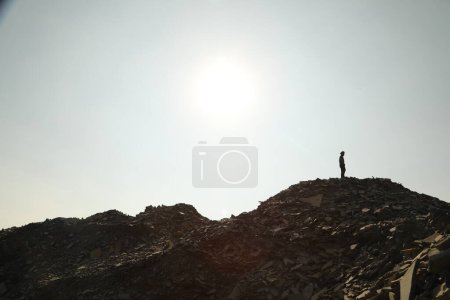 Téléchargez les photos : Silhouette de l'homme sur la colline - en image libre de droit