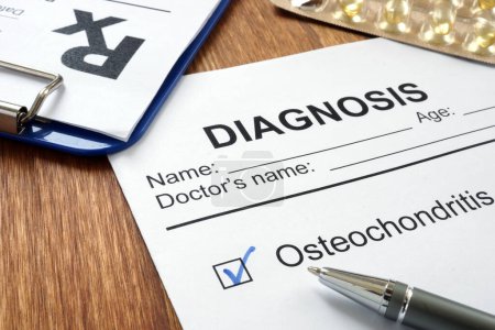 Foto de "Osteocondritis de diagnóstico y formulario de prescripción en el escritorio
." - Imagen libre de derechos