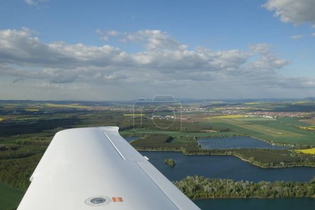 Foto de Airborn desde el aeropuerto de Kunovice, lugar de viaje en el fondo - Imagen libre de derechos