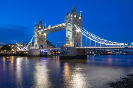 Foto de El Tower Bridge se extiende sobre el río Támesis en Londres, Inglaterra
. - Imagen libre de derechos