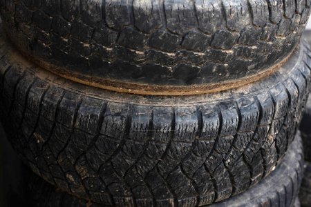 Téléchargez les photos : Vieux pneus de voiture vue rapprochée - en image libre de droit