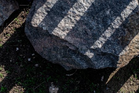 Téléchargez les photos : Grande pierre grise vue rapprochée - en image libre de droit