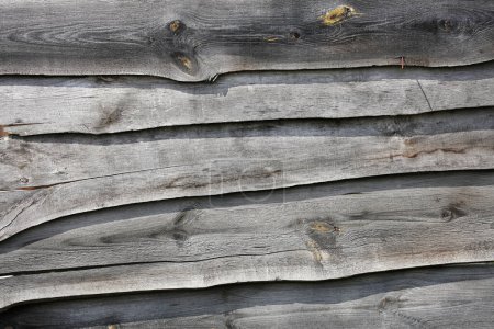 Foto de Una cerca de madera hecha de viejas tablas grises envejecidas
. - Imagen libre de derechos