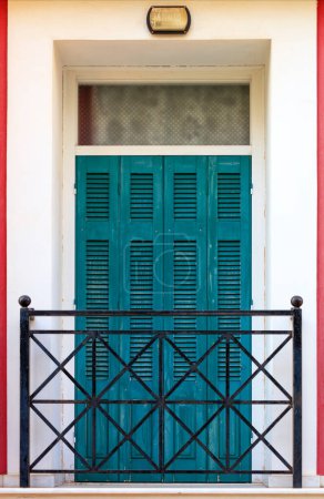 Téléchargez les photos : Vieilles portes de balcon en bois vert avec volets en bois et barres métalliques dans le balcon de style grec
. - en image libre de droit