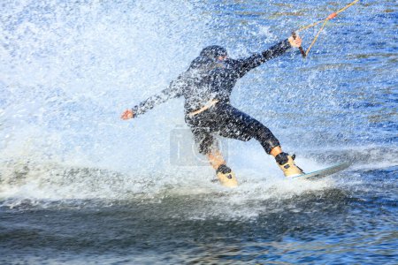 Foto de Wakeboarder corriendo por el agua a alta velocidad - Imagen libre de derechos