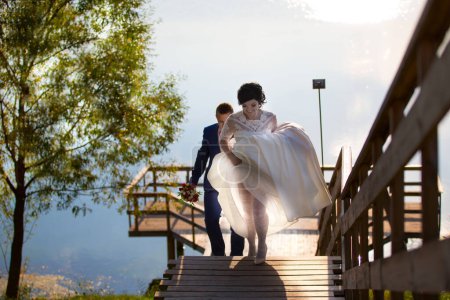 Foto de Los novios están de paseo. La novia y el novio se levantan - Imagen libre de derechos