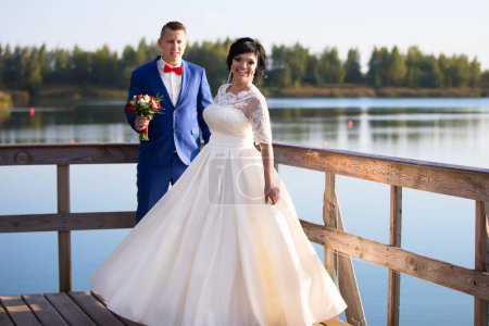 Téléchargez les photos : Mariée et marié sur une promenade de mariage - en image libre de droit
