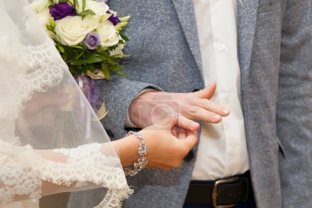 Téléchargez les photos : Le marié porte une bague de fiançailles avec le marié. Habille l'alliance - en image libre de droit