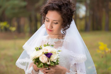 Téléchargez les photos : Jour du mariage. Mariée avec bouquet de mariage - en image libre de droit