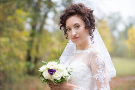 Téléchargez les photos : Mariée avec bouquet de mariage - en image libre de droit