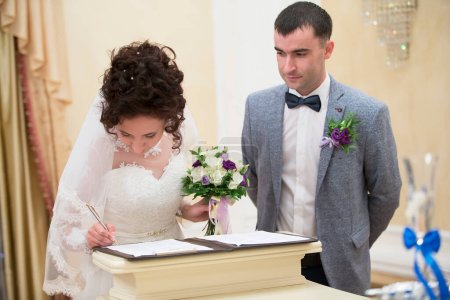 Téléchargez les photos : "Les mariés s'inscrivent au greffe." - en image libre de droit