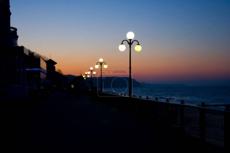 Téléchargez les photos : Lumières sur la promenade le soir - en image libre de droit