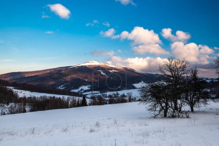 Téléchargez les photos : Paysage nuageux à Wetlina dans les montagnes de Bieszczady, Pologne à l'hiver - en image libre de droit