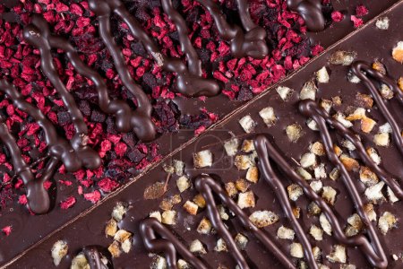 Téléchargez les photos : Barres de chocolat garnies de fruits lyophilisés. Haut vers le bas Fermer - en image libre de droit