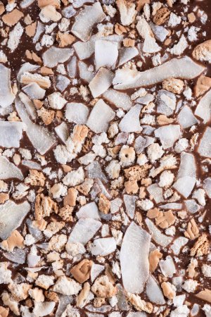 Foto de Chocolate Bar cubierto con congelación - Frutas secas. Arriba abajo Primer plano - Imagen libre de derechos