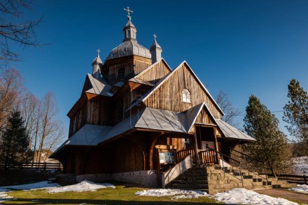 Téléchargez les photos : Extérieur de l'église orthodoxe en bois Hoszow. Bieszczady Architecture - en image libre de droit