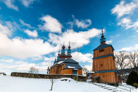 Téléchargez les photos : Extérieur de l'église orthodoxe en bois Komancza. Bieszczady Architecture - en image libre de droit