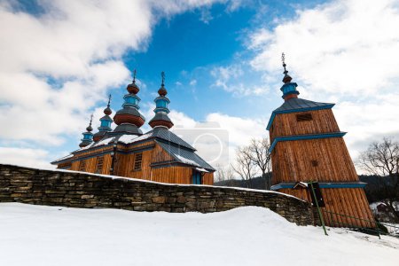 Foto de Komancza Iglesia Ortodoxa de Madera. Montañas Cárpatas y Bieszczady - Imagen libre de derechos