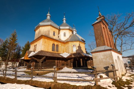 Téléchargez les photos : Extérieur de l'église orthodoxe en bois Bystre. Architecture Bieszczady - en image libre de droit